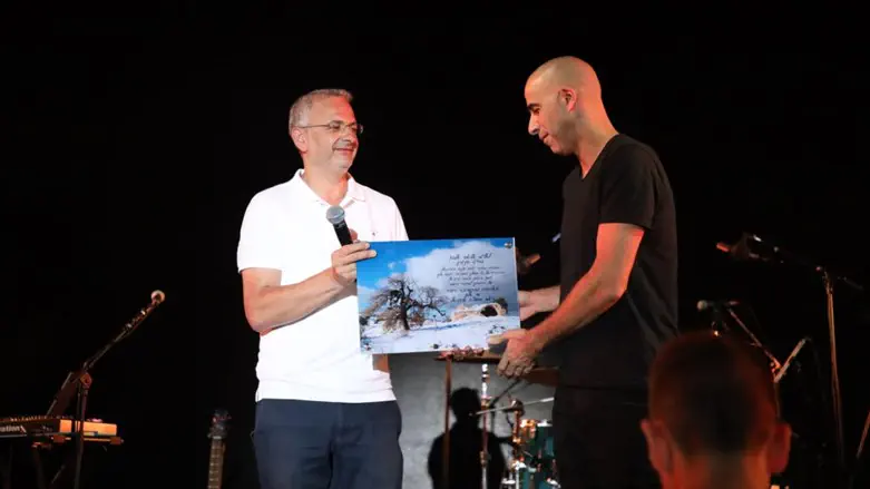 Шай Алон вручает благодарственную грамоту Элиаву Эльбазу 