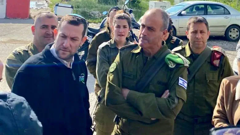Yossi Dagan with military commanders