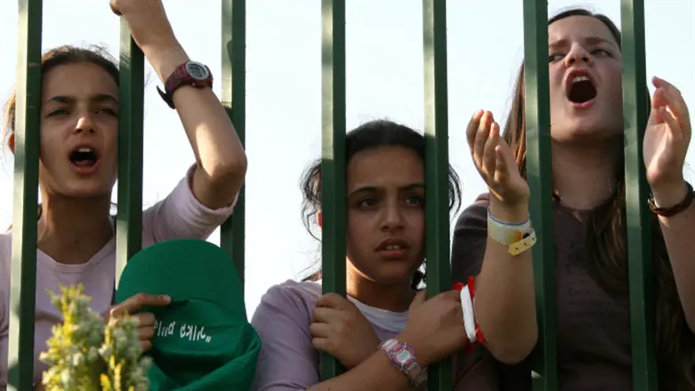 Girls from Gush Katif protest Disengagement