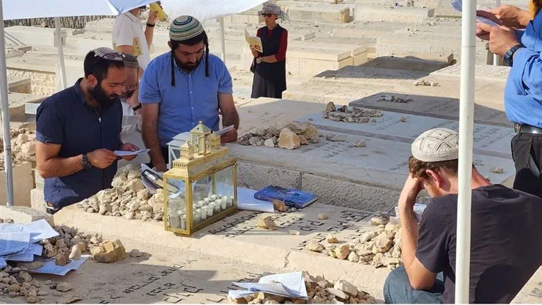 סוכות בקברו של הראי"ה