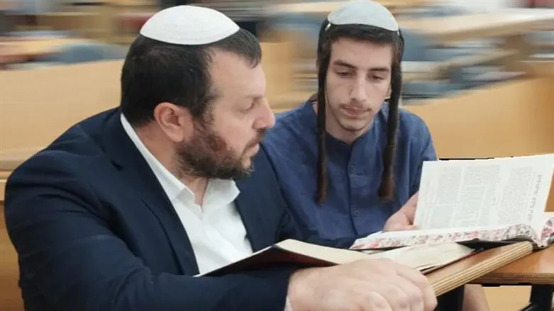 השר אליהו עם בנו נווה בישיבת בית אל