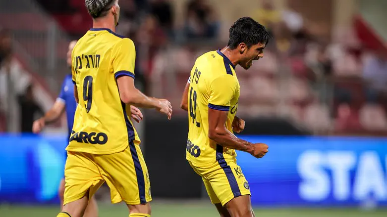 שחקני מכבי חוגגים ניצחון מוחץ נוסף