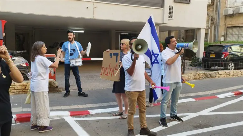 Члены "Им Тирцу"