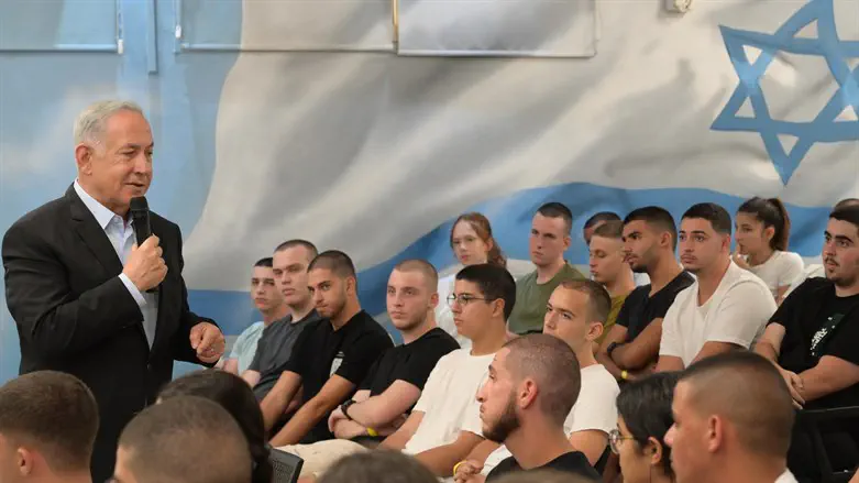 Биньямин Нетаньяху и призывники