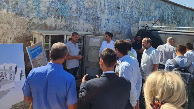 השר קרעי בטקס פריסת הסיבים בחברון