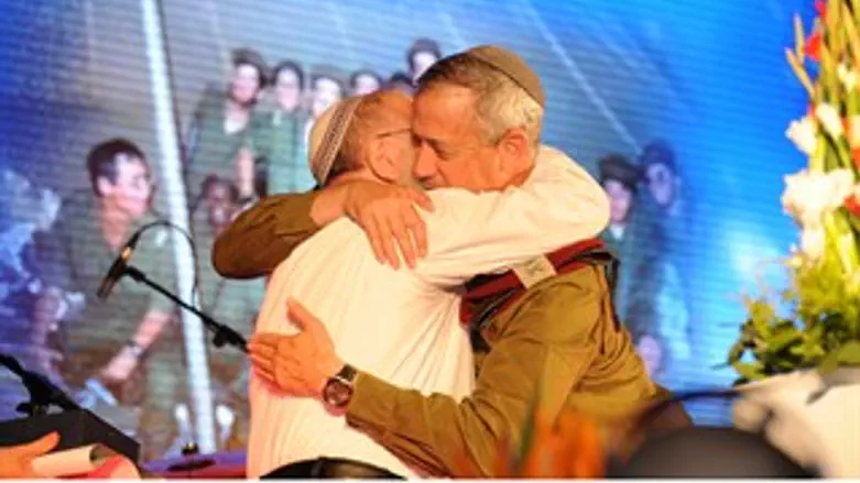 הרמטכ"ל והרב דרוקמן מתחבקים