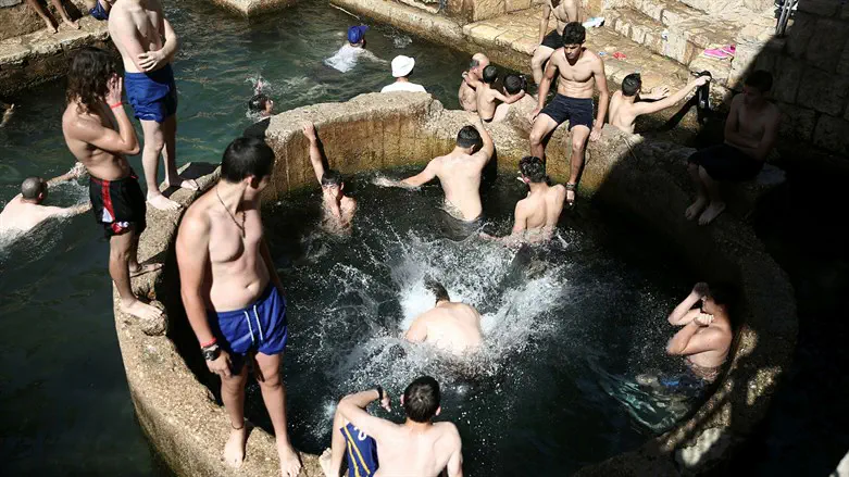 מעיין עין מבוע, אילוסטרציה