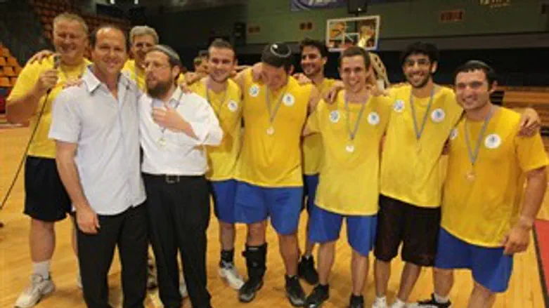 הקבוצה המנצחת עם ראש העיר