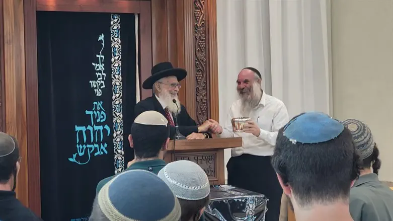 הרב יהושע שפירא מקבל את המתנה