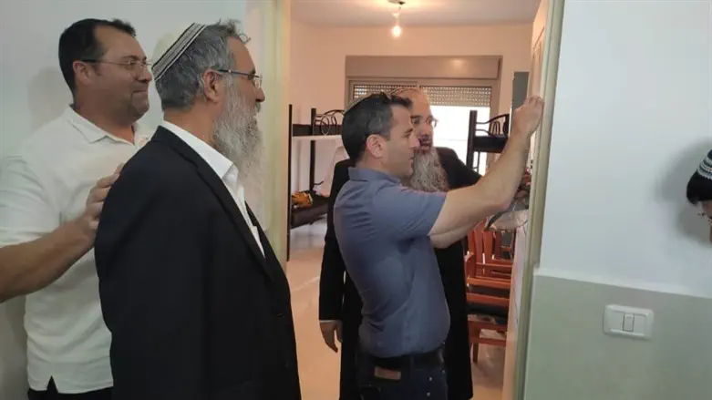 חנוכת הפנימיות במעמד ראשי הישיבה וראש המועצה