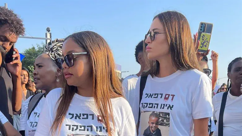 נטלי דדון ושמחה צאגאי, אמו של רפאל אדנה