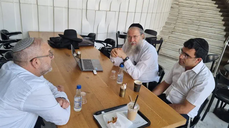 פגישת הרב רזניקוב וראשי משמרת השבת