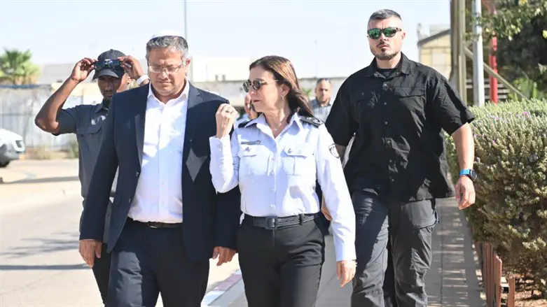 השר בן גביר ונציבת השב"ס במהלך הסיור