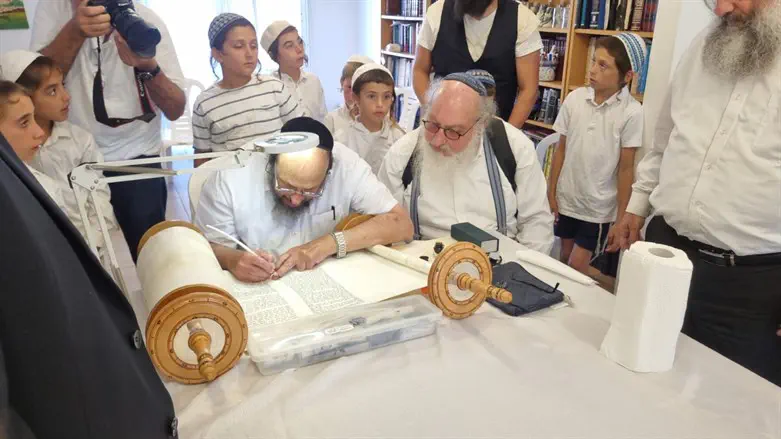 פולארד בכתיבת האותיות האחרונות בספר התורה