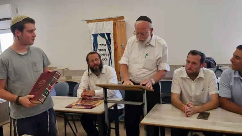 אביו של יהודה דימנטמן מעניק את הגמרא לנכדו