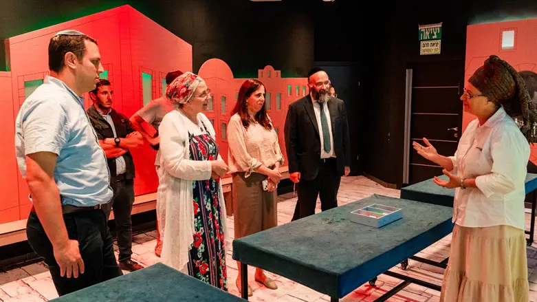 השרה סטרוק במהלך הסיור