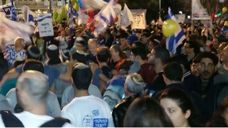 Массовый митинг правых сил. Иллюстрация