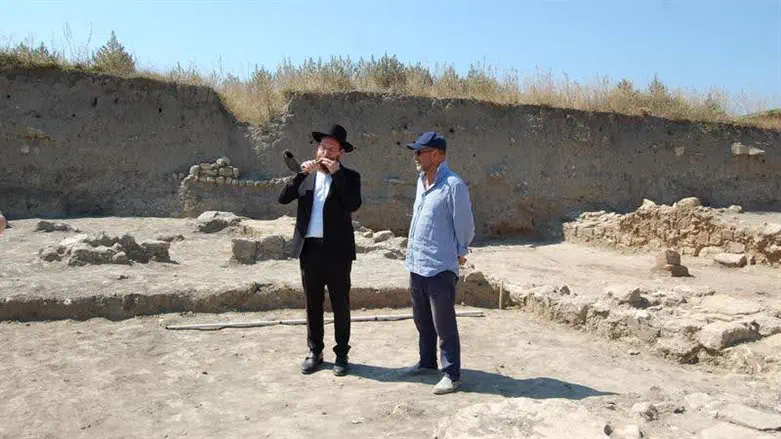 תקיעת השופר בשרידי בית הכנסת ברוסיה