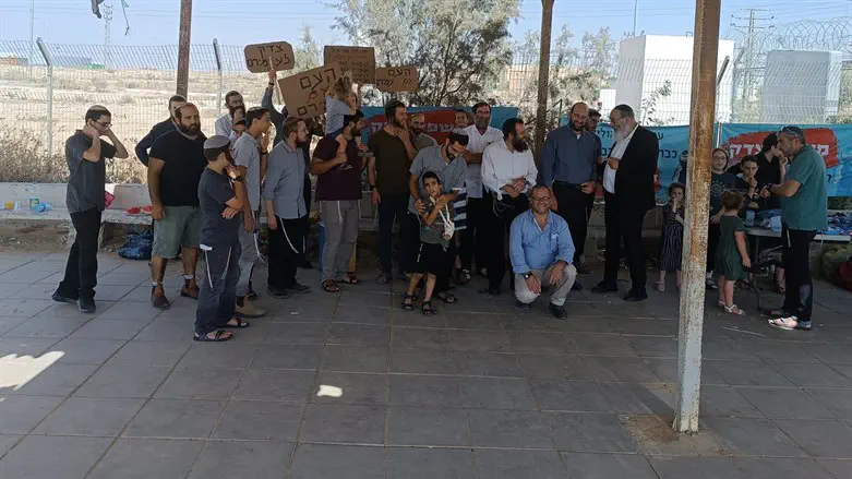 Rabbi Simcha Stettner protesting outside the prison