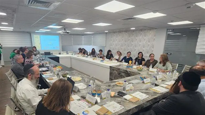 ישיבה של הצוותים