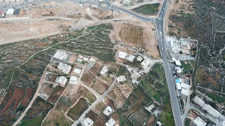 Proximity of illegal Arab building to Efrat homes