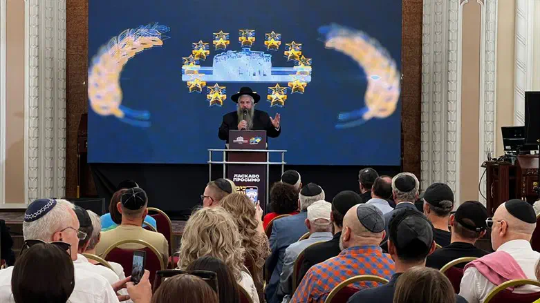 הרב אסמן במהלך האירוע