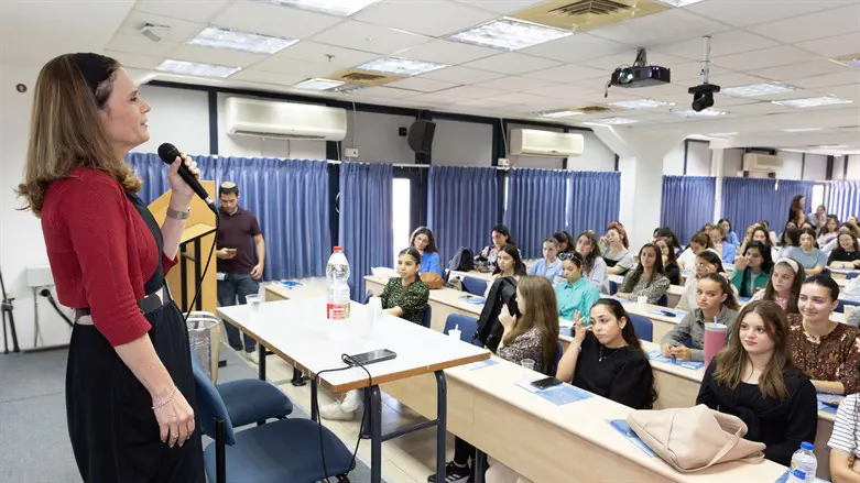 Deputy Finance Min. Michal Woldiger addresses students at the JCT’s Tal Campus for women.