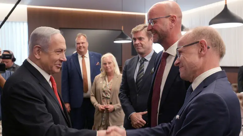 Биньямин Нетаньяху с членами парламента Швеции