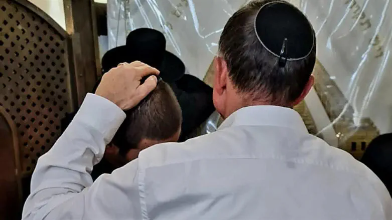 אדלשטיין בביקורו בקבר רחל