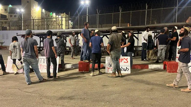 Protest outside the prison