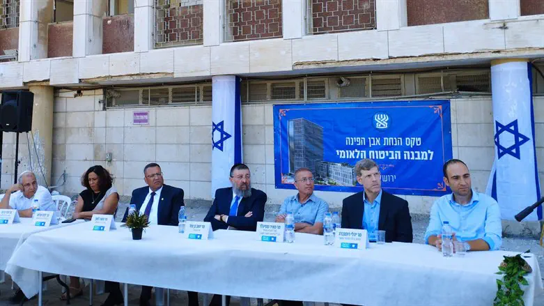 הנחת אבן הפינה