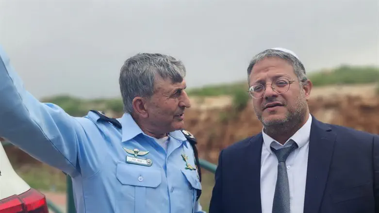 השר איתמר בן גביר עם מפקד מחוז ש"י