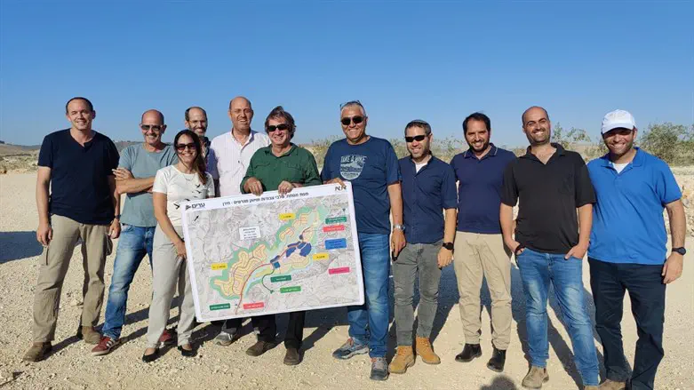 מובילי הפרויקט ומפת התוכנית בשטח היישוב דרור