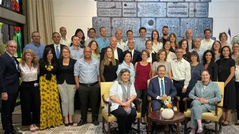 בוגרי תוכנית קרן וקסנר לשנת 2022 בבית הנשיא