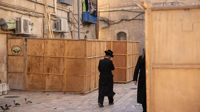 Ультраортодоксальный еврей идет в «Сукку» 