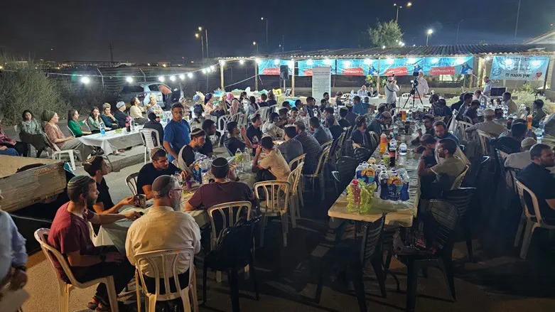 מפגן התמיכה מול כלא אשל