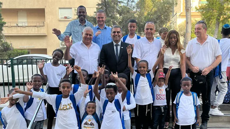 השר סופר עם ילדי עולים שהחלו את שנת הלימודים