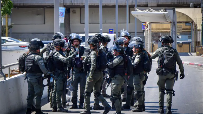 Tel Aviv police respond to riots