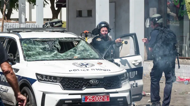 Полицейская машина, атакованная нелегалами