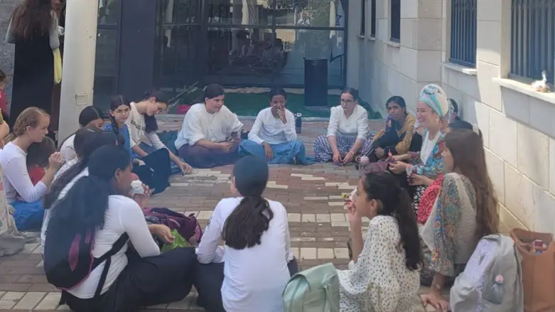 מחנכת ובנות האולפנה בכניסה לעיריה