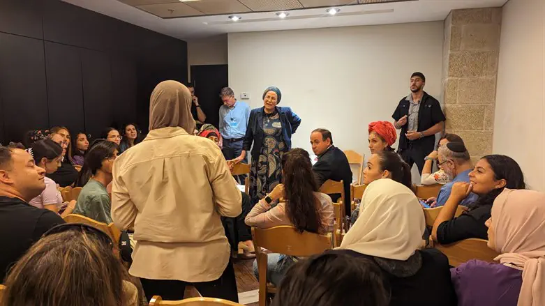 השרה סטרוק במפגש