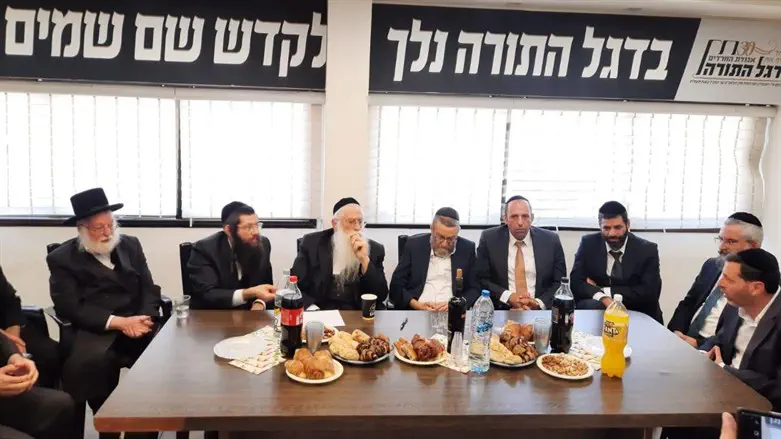 גינברג במעמד החתימה