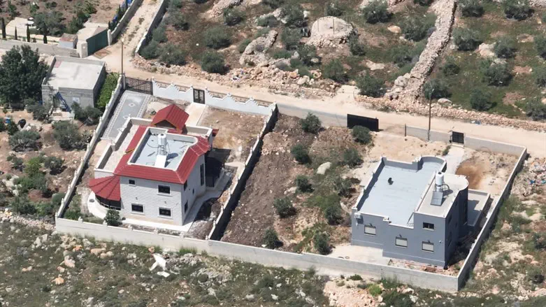 חלק מהמבנים