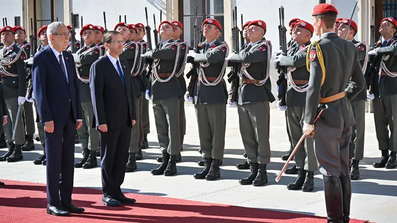 President Herzog is received by President Van Der Bellen