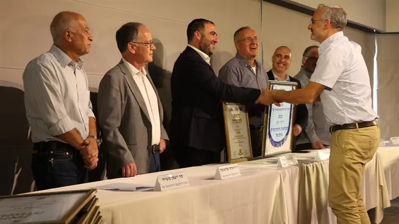 שי אלון מקבל את הפרס