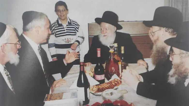 רבני הארגון עם יו"ר האופוזיציה דאז נתניהו