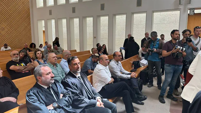 "יו"ר הדואר המודח גם נזקים"