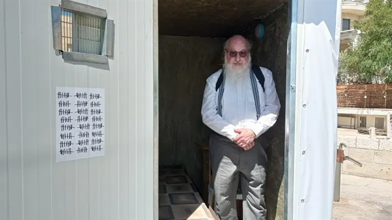 יהונתן פולארד בתוך המיצג