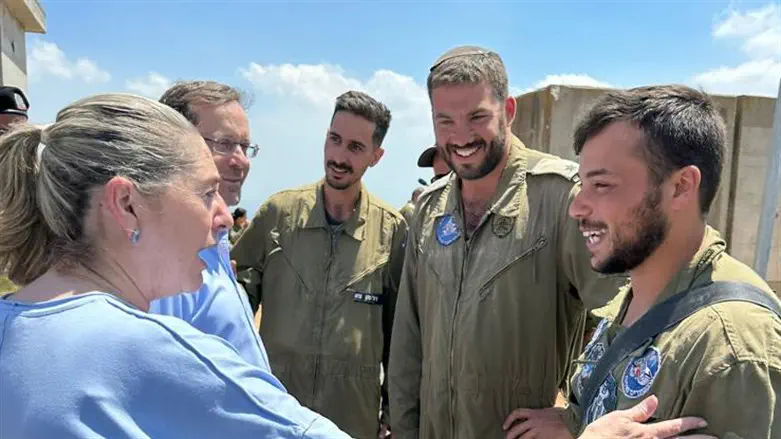 גולן קריגר (במרכז התמונה)