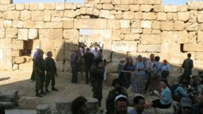 המטיילים בבית הכנסת בסמוע